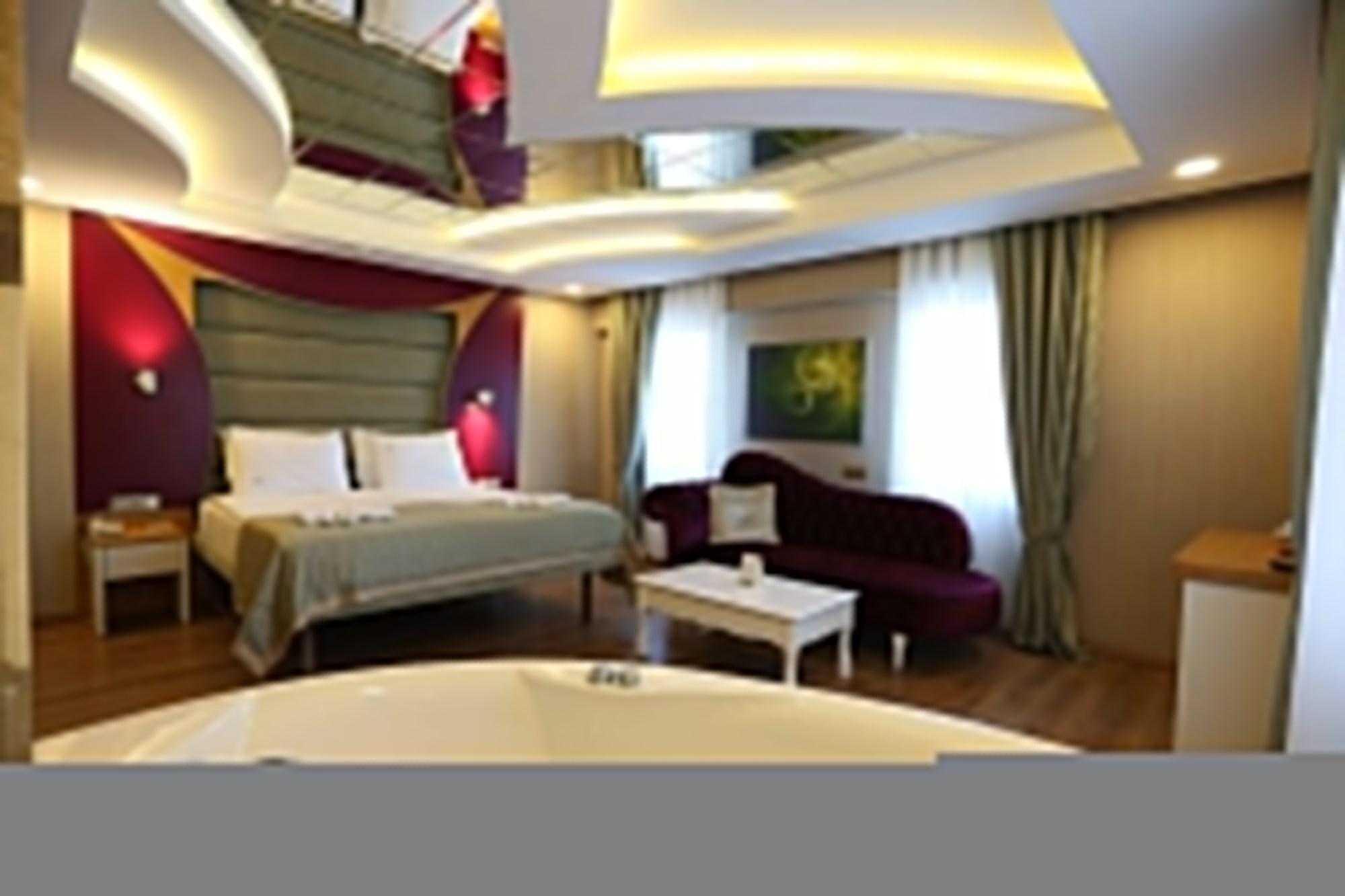 Life Corner Hotel